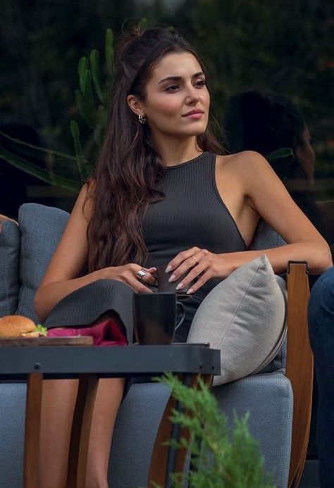 Hande Erçel Hair, The Scapegoat, Hande Ercel Style, Turkish Celebrities, Turkish Dramas, Street Style Fall Outfits, Turkish Women Beautiful, Populaire Outfits, Beauty Inspo