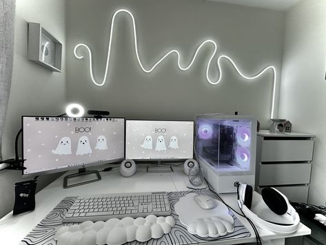 Gamer Girl Pc Setup, Minimal Pc Setup, Gif Wallpapers Pc, Minimalist Pc Setup, White Gaming Room, White Pc Setup, White Gaming Setup, Cozy Games, Pc Builds