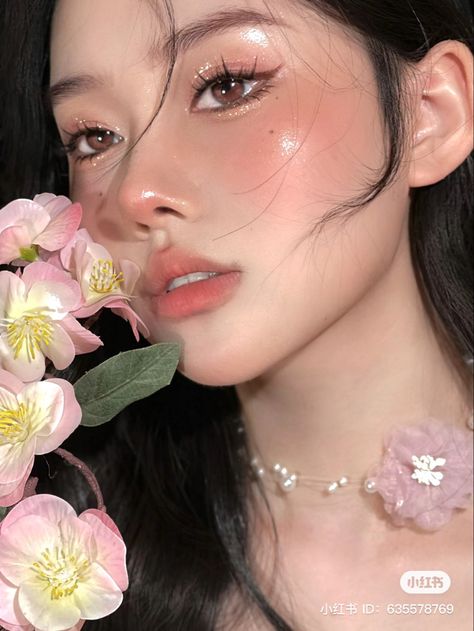 #aesthetic #makeup #cbeauty #chinesemakeup #douyin #beauty #fashion #makeupideas #manhua #manhualashes #chinese Douyin Beauty, Chinese Makeup, Bold Lip Color, Makeup Hacks Tutorials, Makeup Stuff, Cruelty Free Makeup, Asian Makeup, Perfect Makeup, Everyday Makeup