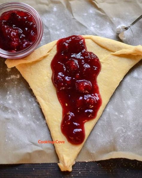 Sugar & Co - Baking Cranberry Crescent Rolls, Christmas Brunch Food, Hawaiian Roll Recipes, Danish Biscuits, Refrigerator Dough, Crescent Pizza, Filled Crescent Rolls, Crescent Rolls Recipe, Cherry Turnovers