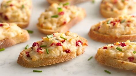 Creamy hot crab dip tastes great on top of crunchy baguette slices. Serve it to guests in 30 minutes! Crab Crostini, Crab Cake Bites, Appetizers Seafood, Toast Toppers, Crostini Appetizers, Hot Crab Dip, Crostini Recipes, Make Ahead Appetizers, Appetizers For A Crowd