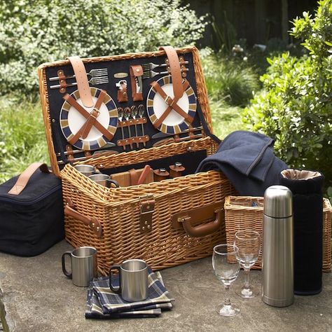 Picnic Basket Set, Plastic Party Plates, Outdoor Dinner Parties, Picnic Hamper, Dinner Party Summer, Wicker Picnic Basket, Picnic Ideas, Aluminum Cans, Outdoor Dinner