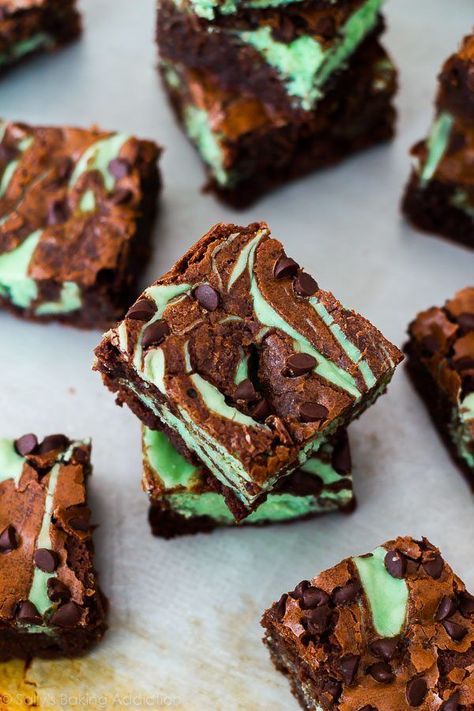 May 30, 2017 - Simple and completely homemade mint chocolate chip cheesecake brownies. These are always a big hit when we make them! Mint Chocolate Chip Cheesecake, Chocolate Chip Cheesecake Brownies, Chocolate Mint Brownies, Peanut Butter Swirl Brownies, Mint Cheesecake, Sallys Baking, Brownie Cheesecake, Chocolate Chip Brownies, Mint Brownies