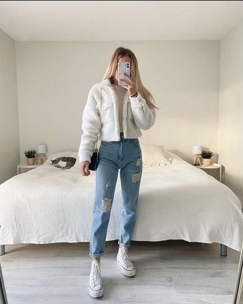 Winter Outfits With White Converse, Outfits Con Converse Blancos, White Converse Outfits, Liana Liberato, Winter Fashion Outfits Casual, Casual School Outfits, Outfits With Converse, White Converse, Winter Fits