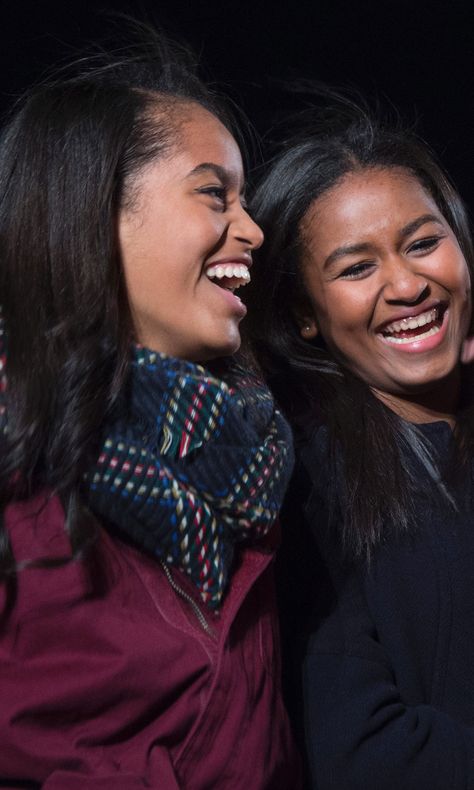 15 Moments Between Malia and Sasha Obama That Will Make You Want to Hug Your Own Sister Obama Sisters, Obama Daughter, Barack Obama Family, Malia And Sasha, Sasha Obama, Malia Obama, Michelle And Barack Obama, First Ladies, Obama Family