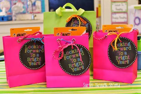 Fun Gifts for co-workers Looking Forward to a Bright Year!! Welcome Back Gifts, Sunshine Committee, Teacher Treats, Teachers Gifts, School Treats, Classroom Gifts, School Teacher Gifts, Beginning Of School, Teacher Appreciation Week