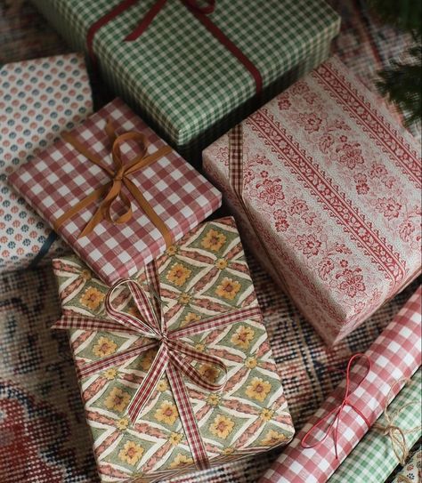 Cute Gift Wrapping Ideas, Christmas Gift Wrapping Ideas, Gift Wrapping Inspiration, Gift Wrapping Ideas, Holiday Wrap, Thoughtful Christmas Gifts, Cadeau Diy, Christmas Inspo, Wrapping Paper Christmas