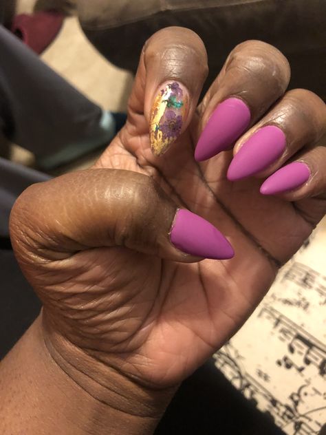 Matte Magenta Gel-x w/ flowers and gold foil for the accent! Gel Matte Nails, February Nails, Nails 2023, Matte Nails, Gold Foil, Foil, Nails, Makeup, Flowers