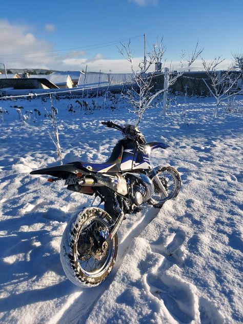 Dtr 125 on snow Snow Motorcycle, Motocross Photography, Horses In Snow, Motocross Love, Cool Dirt Bikes, Moto Cross, Riding Motorcycle, Dirt Bikes, Sport Bikes