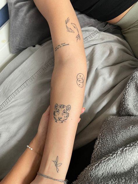 Discomfort Tattoo, Tattoo Ideas Women Arm, Maching Tattoos, Small Girly Tattoos, Small Pretty Tattoos, Petite Tattoos, Classy Tattoos, Discreet Tattoos, Girly Tattoos