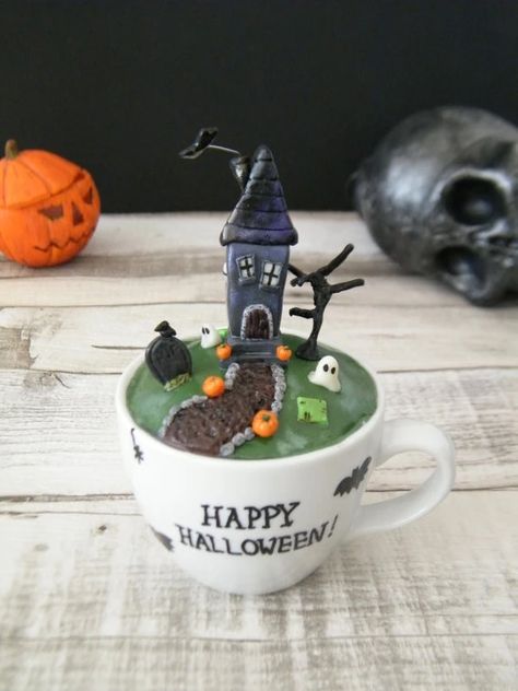 Polymer Clay Haunted House, Clay Haunted House, Polymer Clay House, Fimo Halloween, Handmade Halloween Decorations, Halloween Deserts, Halloween Diorama, Fimo Diy, Floating Cups