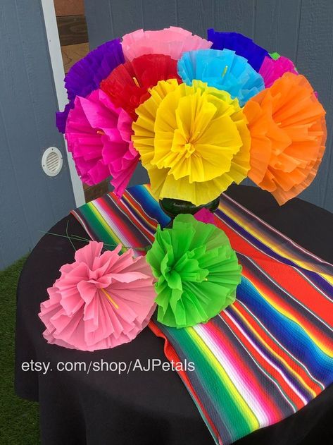 Fiesta Paper Flowers, Mexican Paper Flowers, Mexican Theme Party Decorations, Theme Carnaval, Classroom Arrangement, Mexican Party Decorations, Mexican Fiesta Party, Mexican Birthday, Fiesta Wedding