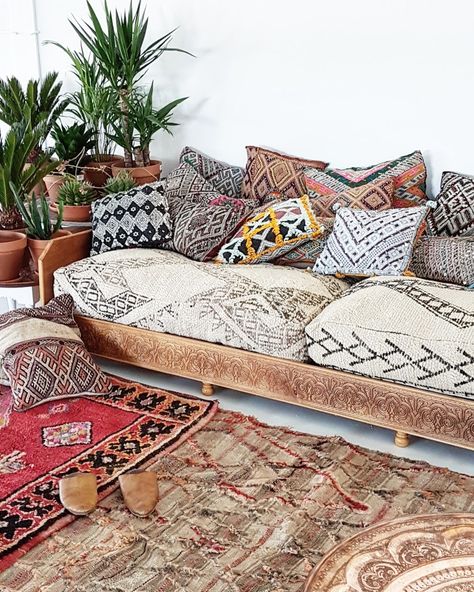 Boho vibes www.elramlahamra.nl Create a perfect lounge corner with the XXL double poufs and cushions. Moroccan Home Decor Ideas, Dekorasi Maroko, Sofa Pouf, Moroccan Decor Bedroom, Moroccan Houses, Design Marocain, Interior Boho, Moroccan Bedroom, Moroccan Home Decor