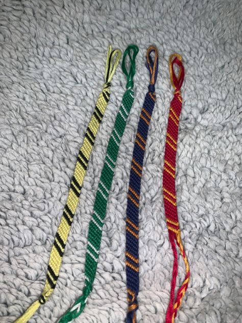 Hogwarts Bracelets, Harry Potter Friendship Bracelet, Harry Potter Seed Bead Bracelet, Harry Potter Bracelet Ideas, Ravenclaw Friendship Bracelet, Hufflepuff Friendship Bracelet, Hogwarts House Colors Yarn, Harry Potter Bracelet Pattern, Harry Potter Bracelet Pattern Hogwarts Houses