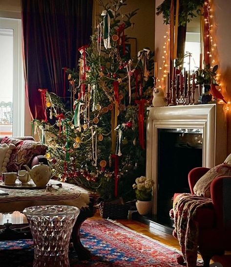 English Cottage Christmas, Dark Christmas, Cottage Christmas, Christmas Atmosphere, Christmas Interiors, Christmas Feeling, Christmas Inspo, Wonderful Weekend, Old Fashioned Christmas