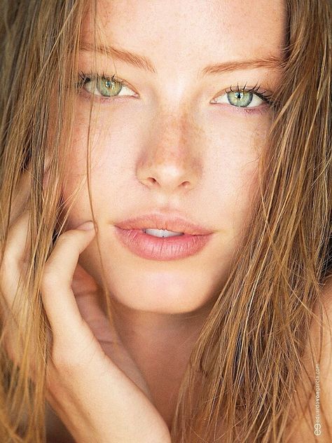 <3 Girl With Green Eyes, Beautiful Freckles, Most Beautiful Eyes, Stunning Eyes, Gorgeous Eyes, A Magazine, Pretty Eyes, 인물 사진, Green Hair