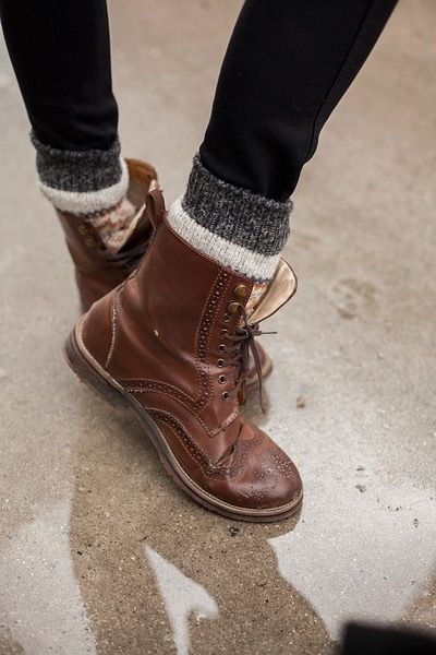 ' Boots And Socks, Mode Shoes, Hipster Grunge, Brogue Shoes, Combat Boot, Shoes Brown, Boots Brown, Crazy Shoes, Shoe Obsession