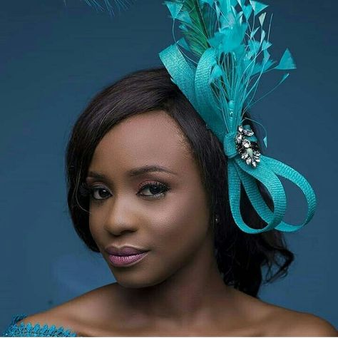 #weddingdigestnaija Facinators Wedding Hairstyles, Diy Hair Fascinator, Diy Fascinator, Fascinator Hats Outfit, Royal Blue Fascinator, Cream Fascinator, Hair Bands Diy, Fascinator Hats Diy, Fascinator Hats Wedding