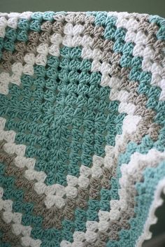 granny square - Buscar con Google Motifs Afghans, Cosy Crochet, Confection Au Crochet, Crochet Granny Square Blanket, Crochet Tips, Crochet Quilt, Crochet Simple, Manta Crochet, Haken Baby