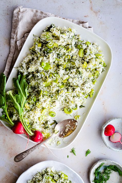 This Persian dill rice is full of flavour and so easy to make. Its made with dill and fava beans (or you can substitute lima beans or chickpeas) and its a must try! Baghali Polo, Middle Eastern Lentil Soup, Cooking Lima Beans, Middle Eastern Rice, Iraqi Cuisine, Dill Rice, Iftar Recipes, Middle Eastern Dishes, Lima Beans