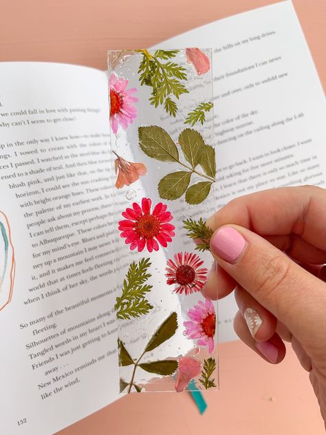 Dried Flowers Bookmark Diy, How To Make Dried Flower Bookmarks, Wax Paper Bookmarks, Bookmark With Dried Flowers, Make Your Own Bookmark, Making A Bookmark, Pressed Flower Bookmark Diy, Dried Flowers Bookmark, Dried Flower Bookmarks