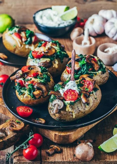 stuffed baked potatoes with spinach, mushrooms, tomatoes Oven Baked Potatoes Recipes, Potatoes With Spinach, Healthy Baked Potatoes, Spicy Potato Wedges, Oven Baked Potato, Herb Dip, Baked Potato Recipe, Baked Potato Bar, Stuffed Potatoes