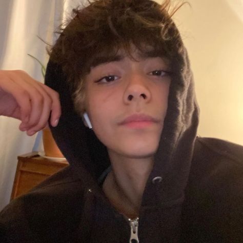 ash on Instagram: “ifu squint ur eyes i kinda look cute LMFAO” Grunge Boys, Cute Emo, Boy Photography Poses, Fluffy Hair, Boy Photography, Boys Haircuts, Boy Hairstyles, Messy Hairstyles, Cute Couples Goals