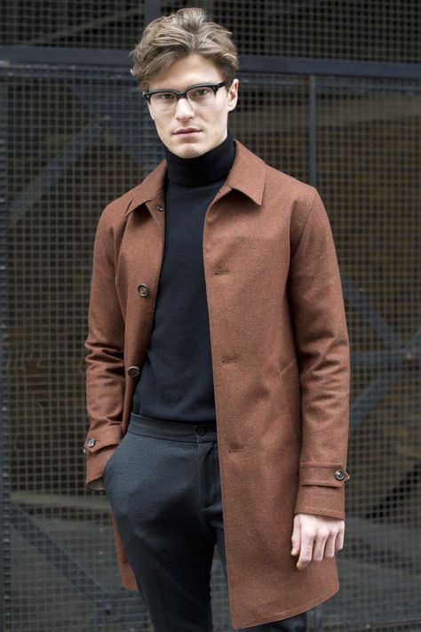 Really embrace the Parisian professor look in a tailored jacket and black turtleneck—glasses optional. Getty - HarpersBAZAAR.com London Mens Fashion, Men's Street Style, New Mens Fashion, Mens Fashion Urban, Mens Fashion Week, Dapper Men, Men Street, Black Turtleneck, Black Women Fashion