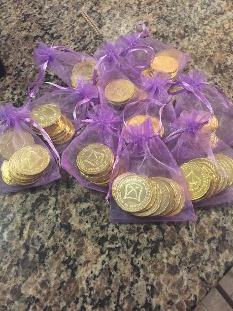 Tangled Birthday Centerpieces, Rapunzel Birthday Party Ideas Decoration, Aladin Party Theme, Tangled Dessert Table, Rapunzel Dessert Table, Tangled Birthday Decorations, Tangled Aesthetic Party, Rapunzel Bday Party, Rapunzel Themed Party