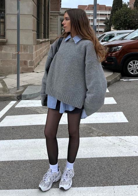 Light Grey Skirt Outfit, Fall Outfits Japan, Girly Edgy Outfits, Grey Pullover Outfit, Cosy Outfit, Jacket Outfit Women, Casual Day Outfits, Mode Inspo, Autumn Outfit