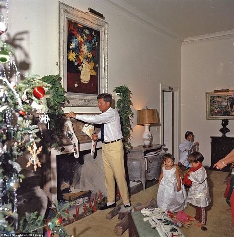 JFK's last Christmas: Photos offer a look at the 35th President's 1962 holiday with his family White House Christmas, John Fitzgerald, Jfk Jr, Estilo Real, American Presidents, Last Christmas, Christmas Past, Christmas Photos, American History