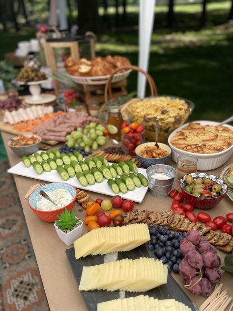 Picnic Theme Luncheon, Backyard Bridal Shower Set Up, Backyard Bridal Party, Bridal Shower Picnic Decor, Bridal Shower Ideas Not Games, Backyard Brunch Bridal Shower Ideas, Bridal Shower Cookout, Garden Bridal Shower Food, Bridal Shower Backyard Decorations