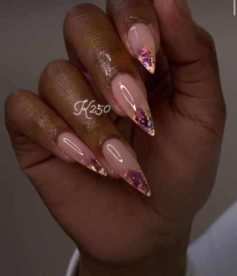 Gold And Lavender Nails, Lilac And Gold Nails, Purple And Gold Nails Designs, Libra Nails, Egyptian Nails, Bday Nails, Stilleto Nails Designs, Gold Nail Designs, Lavender Nails