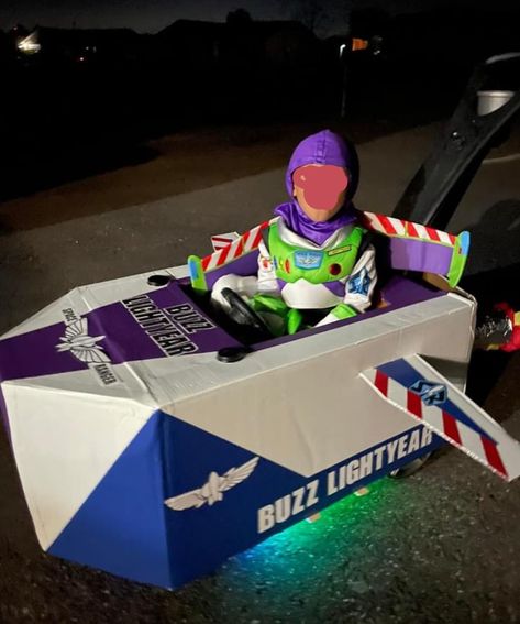 Buzz Spaceship Diy, Buzz Lightyear Spaceship Diy, Spaceship Wagon, Playroom Activities, Spaceship Diy, Buzz Costume, Cardboard Spaceship, Toy Story Halloween, Cardboard Car