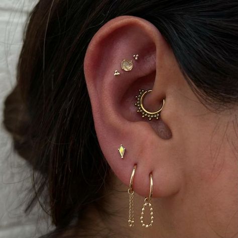 Ashley McElvy on Instagram: "Close ups from the reel I posted a couple days ago! Swipe to see the before ➡️ This was probably the most fun ear styling/curation appointment I’ve ever had! Not only did Nuvia give me complete freedom with picking out pieces and placements, but my lil babe @dnicepiercings got to join me and help me style the jewelry! I added 2 flat helix piercings with tri beads from @junipurrjewelry to balance out the top of the ear, and installed this beautiful “Ziana” with rut Ear Piercings Mixed Metal, Double Flat Piercing, Triple Flat Piercing, Flat Piercing Ideas, Flat Ear Piercing, Flat Helix Piercing, Triple Ear Piercing, Curated Ears, Ear Styling