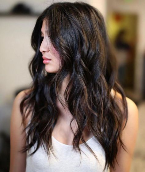 Black Hair With Brown Highlights チョコレートブラウン ヘアカラー, Black Hair With Brown Highlights, Trendy Layered Hairstyles, Hollywood Hair, Long Layered Haircuts, Long Dark Hair, Long Curls, Penteado Cabelo Curto, Long Layered Hair