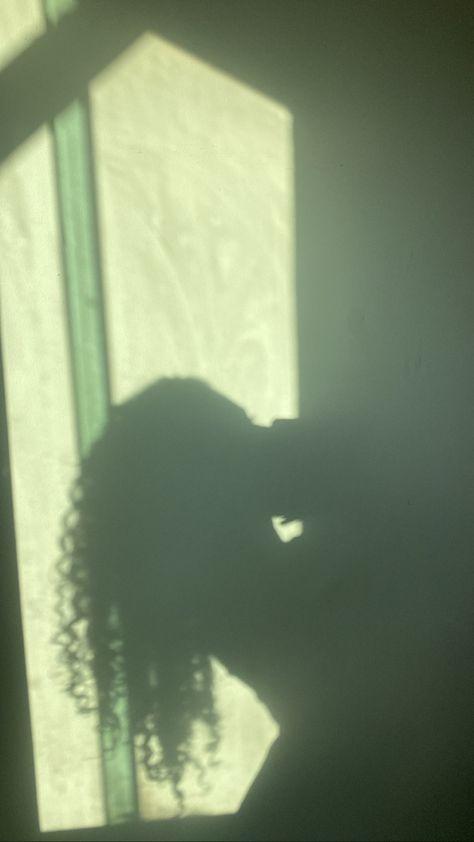 Black Curly Hair Aesthetic Faceless, Girly Profile Pictures, Curly Hair Aesthetic Faceless, Black Femininity Aesthetic, Femininity Aesthetic, Hair Mirror, Brunette Aesthetic, Instagram Profile Pic, Black Wavy Hair