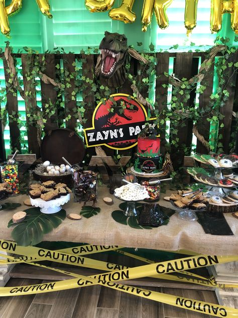 Park Party Decorations, Jurassic Party Ideas, Dinasour Birthday, Donut Board, Jurassic Park Birthday Party, Jurassic Park Party, Dinosaur Birthday Theme, Birthday Party At Park, Jurassic Park Birthday