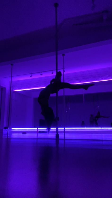 Dancing On Pole Aesthetic, Pole Aesthetic, Pole Dance Studio, Pool Dance, Dancer Lifestyle, Dance Aesthetic, Nightclub Aesthetic, Pole Moves, Silhouette Photography