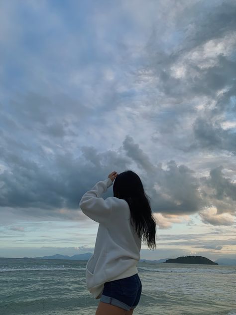 Beach Selfie Aesthetic, Selfie At The Beach, Beach Aesthetic Poses, Beach Foto, Outfits Hoodie, Ootd Beach, Summer Night Photos, Beach Selfie, Beach Ootd