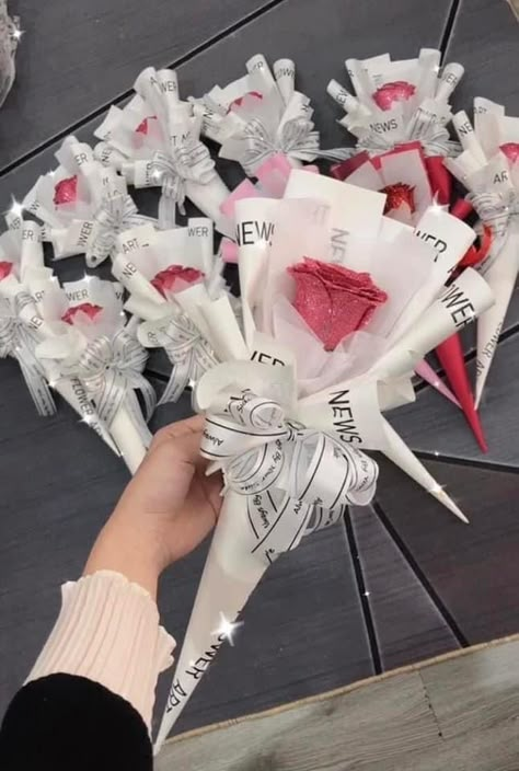 Cone Flower Bouquet, Satin Rose Bouquet, Bouquet Wrapping Ideas, Cone Bouquet, Single Rose Bouquet, Bouquet Diy Gift, Single Bouquet, Single Flower Bouquet, Bouquet Making