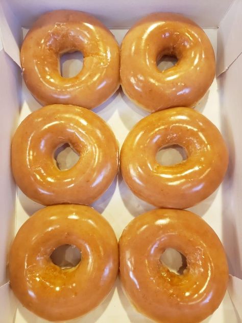 Glazed Donuts Krispy Kreme Aesthetic, Krispy Kreme Original Glaze, Glazed Donuts Aesthetic, Vash Aesthetic, Glazed Donut Aesthetic, Aesthetic Doughnut, Candies Aesthetic, Donut Aesthetic, Donat Glaze