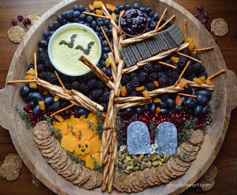 Halloween foods charcuterie boards Halloween Cheese Board, Halloween Cheese, Recetas Halloween, Grape Nuts, Spooky Food, Easy Halloween Food, Blackberry Jam, Small Pumpkins, Halloween Snacks