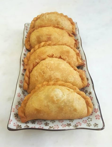 Samosa Recipe Indian, Dessert Empanadas Recipe, Curry Puff Recipe, Easy Empanadas Recipe, Easy Samosa Recipes, Curry Puffs, Kuih Lapis, Curry Puff, Malaysian Dessert