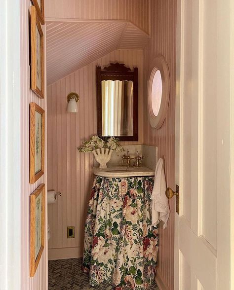 Louise Roe Home on Instagram: “A very pretty under-the-stairs powder room by @parkanddivision” Artsy Bathroom, 1920s Bathroom, Bathroom Under Stairs, Cottage Bath, Modern Small Bathrooms, Small Bathroom Sinks, House Bathrooms, Pretty Bathrooms, Corner Sink