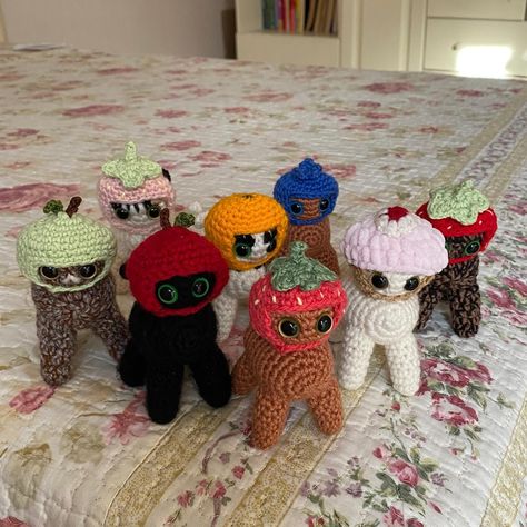 black cat crochet <𝟑 | silly cats gang ‼️😎 | Instagram Crochet Cat Decor, Black Crochet Amigurumi, Crochet Ideas For Cats, Silly Crochet Ideas, Silly Crochet, Black Cat Crochet, Crochet Black Cat, Crochet Vs Knit, Crochet Funny