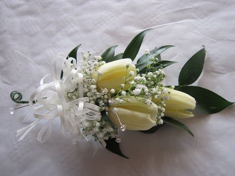 Tulip Corsage, Ladies Corsage, Wedding Flowers Gypsophila, Prom Flowers Corsage, 80th Birthday Ideas, Gypsophila Bouquet, Floral Arrangement Ideas, Corsage And Boutonniere, Petal Confetti