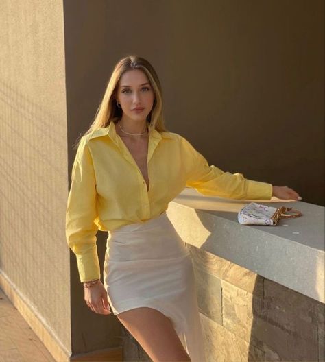 Dressing Tips, Casual Chic Outfits, Gaun Fashion, Yellow Shirt, Casual Day Outfits, Elegante Casual, Classy Casual Outfits, Casual Chic Outfit, Looks Chic