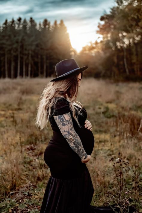 Goth Maternity Photos, Rocker Maternity Shoot, Alternative Maternity Shoot, Witchy Fall Maternity Shoot, Tattooed Maternity Pictures, Spooky Maternity Pictures, Goth Maternity Shoot Couple, Photography Categories, Gothic Maternity Shoot