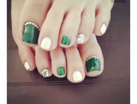 St Patrick's day toes Christmas toes Maybe in a red, blue or purple Christmas Pedicure, Christmas Toes, St Patricks Day Nails, Unghie Nail Art, Pedicure Designs, Toe Nail Designs, Manicures Designs, Toe Nail Art, Pedicures